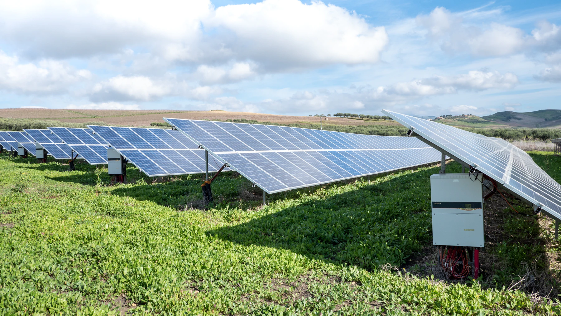 Instalación de paneles solares en campo con estructuras e inversores